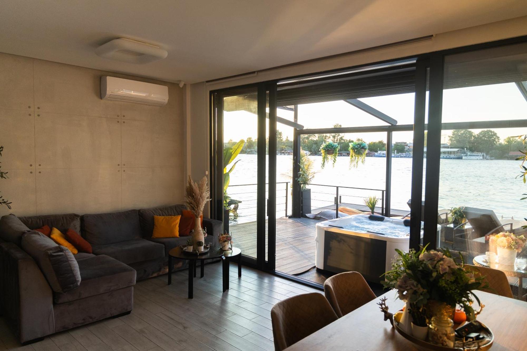 Ada Moment Splav- Kuca Na Reci Beograd- Floating House On Sava River ,Belgrado Exterior foto
